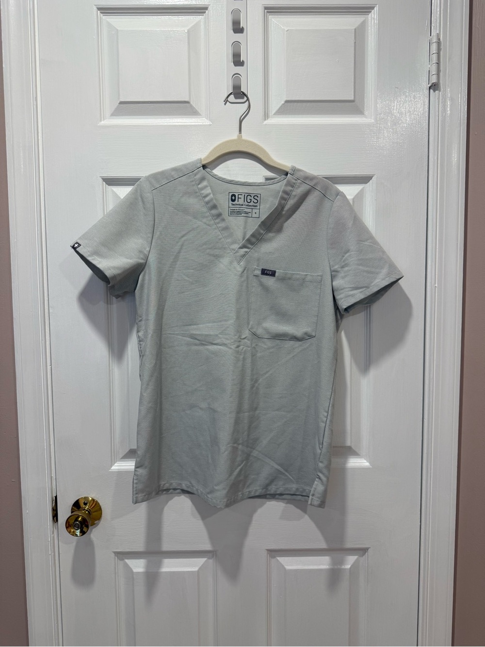 Figs Men’s Short-Sleeve V-Neck Top in Light Gray